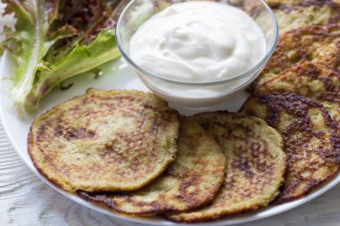 Kızarmış tavuk budu biberiye ve biber ile.