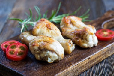 Kızarmış tavuk budu biberiye ve biber ile.