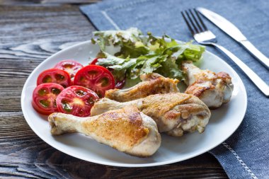 Kızarmış tavuk budu biberiye ve biber ile.