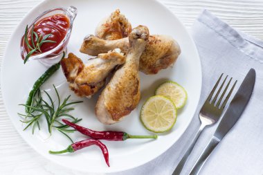 Kızarmış tavuk budu biberiye ve biber ile.