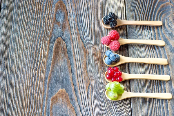 Kızarmış tavuk budu biberiye ve biber ile.