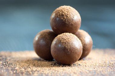 kakao tozu ile çeşitli koyu çikolata truffles