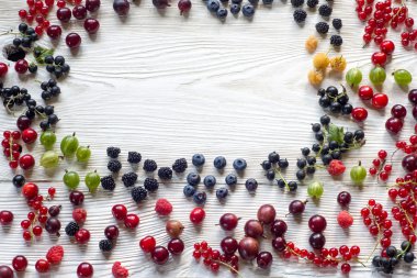 Ahşap arka plan üzerinde meyveleri. Yaz veya bahar organik Berry ove