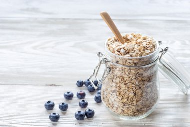 Yaban mersini ve yulaf pul mason kavanoza