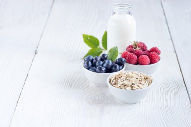 Süt, ahududu ve yaban mersini ile haddelenmiş yulaf (yulaf gevreği)