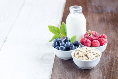 Süt, ahududu ve yaban mersini ile haddelenmiş yulaf (yulaf gevreği)