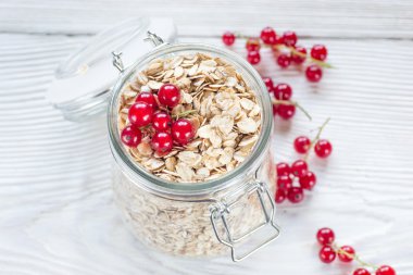 Mason kavanoza kırmızı kuş üzümü ve yulaf pul