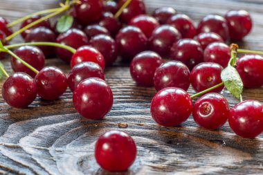 Kiraz ahşap masa makro arka plan üzerinde