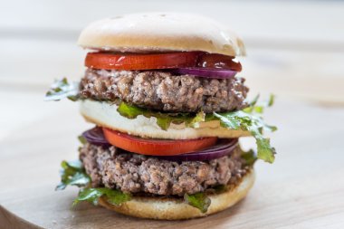 Ev Çift Kişilik hamburger kraft kağıt üzerinde yapılan.