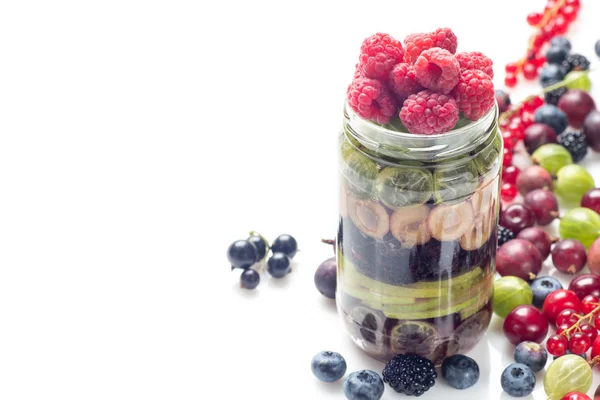 Υγιεινά σπιτικά σαλάτα Mason Jar με φρούτα, απομονωμένα σε λευκό — Φωτογραφία Αρχείου