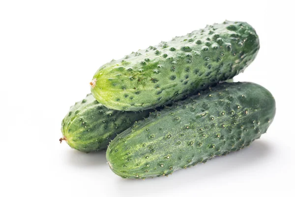 Verse komkommers geïsoleerd op witte achtergrond — Stockfoto