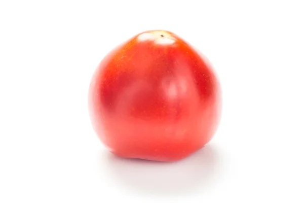 Um tomate vermelho fresco isolado em branco — Fotografia de Stock