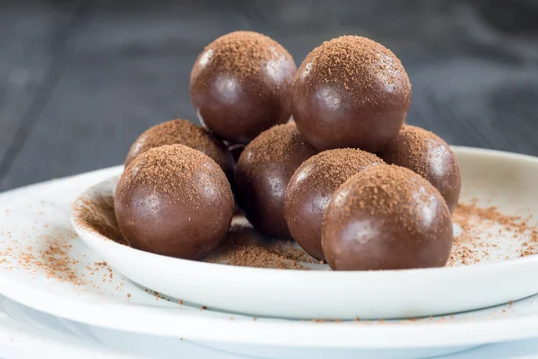 Palline di cioccolato fondente assortite con cacao in polvere — Foto Stock