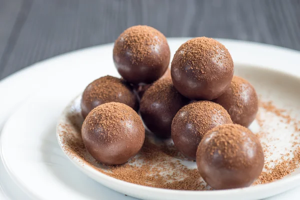 Palline di cioccolato fondente assortite con cacao in polvere — Foto Stock