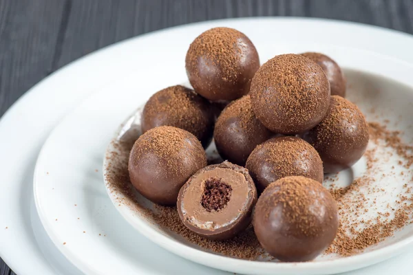 Verschiedene Trüffel aus dunkler Schokolade mit Kakaopulver — Stockfoto