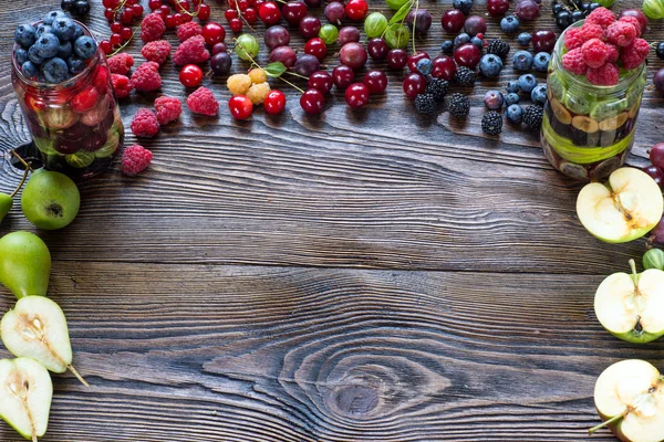 Μούρα σε ξύλινο υπόβαθρο. Καλοκαίρι ή άνοιξη βιολογικά Berry ΟΒΕ — Φωτογραφία Αρχείου