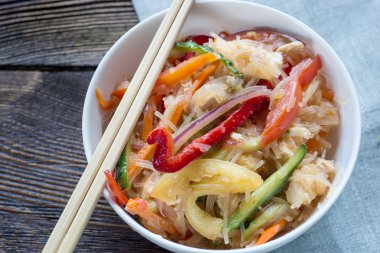 Ahşap arka plan üzerinde beyaz kase artış erişte