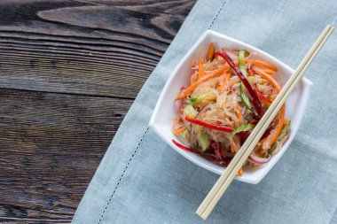 Ahşap arka plan üzerinde beyaz kase artış erişte