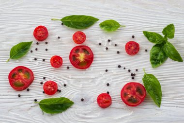 Domates, fesleğen ve biber ile makarna için malzemeler.