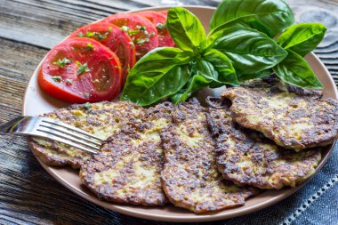 Domates ve fesleğen bir tabakta sebze Beşamel sos