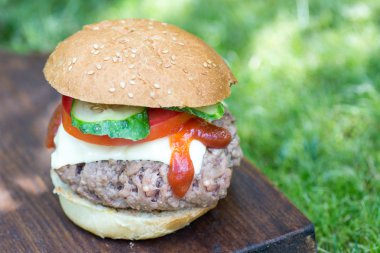 Çimenlerin üzerinde hizmet lezzetli hamburger
