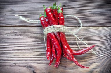 ahşap arka plan üzerinde kırmızı sıcak biber.