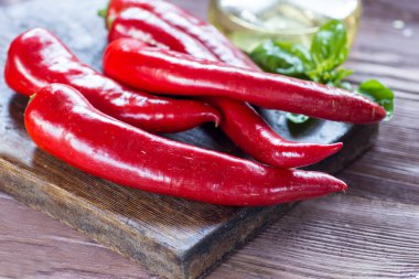 Ahşap kesme tahtası üzerinde kırmızı sıcak biber