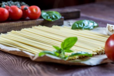 Makarna malzemeler. domates, sarımsak, biber ve ahşap bac üzeri yağlıboya