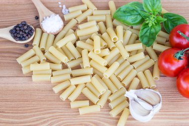 Makarna malzemeler. domates, sarımsak, biber ve ahşap bac üzeri yağlıboya