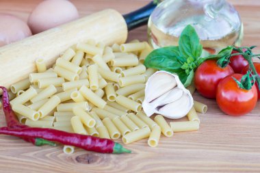 Makarna malzemeler. domates, sarımsak, biber ve ahşap bac üzeri yağlıboya