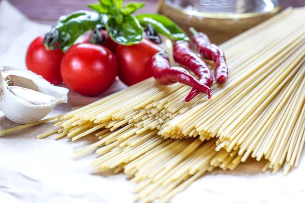 Pasta ingredientes. tomate, ajo, pimienta y aceite en bac de madera — Foto de Stock