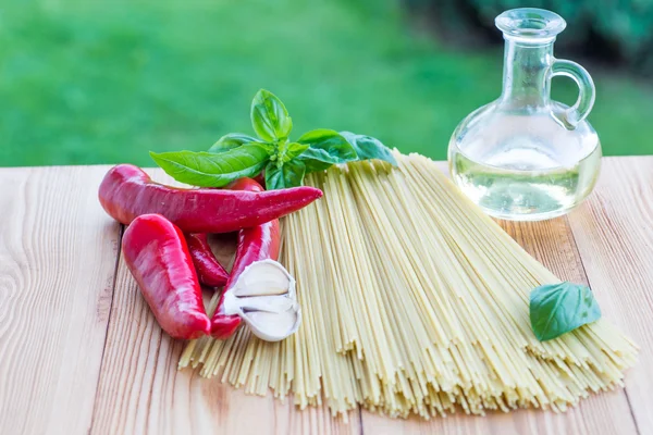 Pasta ingredientes. tomate, ajo, pimienta y aceite en bac de madera — Foto de Stock