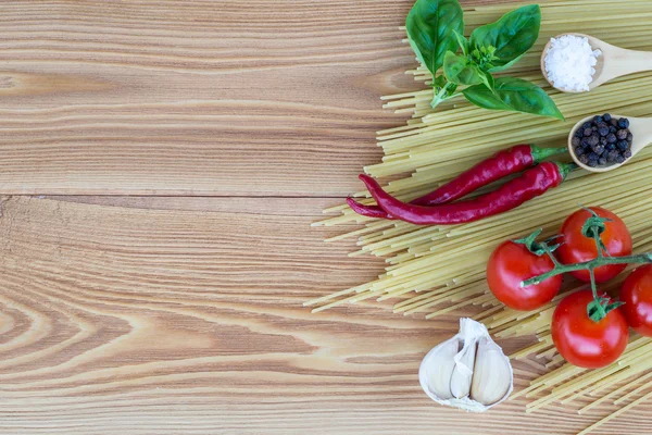 Ingredienti per pasta. pomodoro, aglio, pepe e olio su bac di legno — Foto Stock