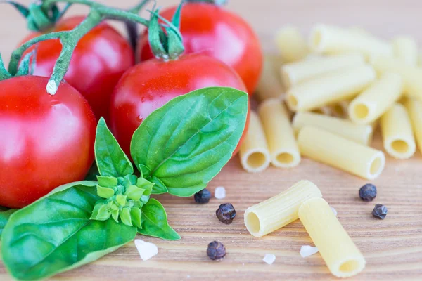 Pasta ingredientes. tomate, ajo, pimienta y aceite en bac de madera — Foto de Stock