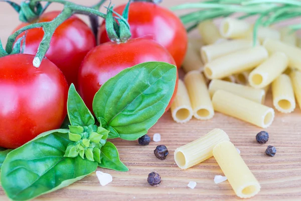 Pasta ingredientes. tomate, ajo, pimienta y aceite en bac de madera — Foto de Stock