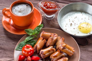 Sosis ve sebzeler tavada pişmiş yumurta.