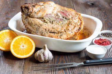 Ev yapımı tatlım tavla jambon geleneksel otlar ve Meksikalı ile sırlı