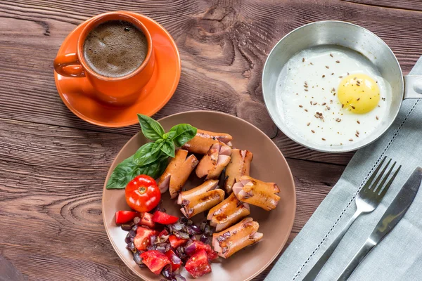 Œufs cuits au four avec saucisse et légumes dans la poêle . — Photo