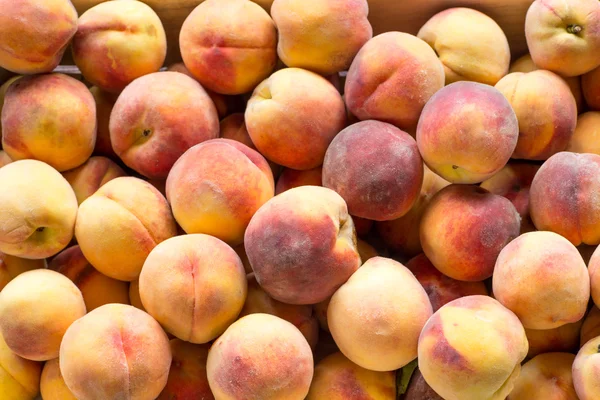 Verse rijpe perziken in het vak klaar voor verkoop — Stockfoto