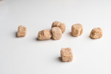 Şeker kamışı küpleri yakın çekim makro masaya vurdu yığın