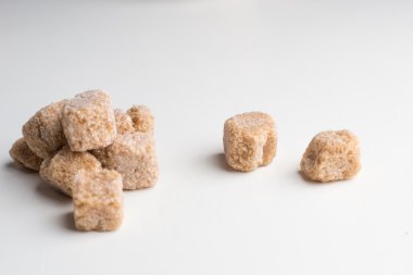 Şeker kamışı küpleri yakın çekim makro masaya vurdu yığın