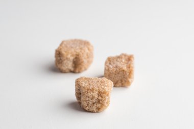 Şeker kamışı küpleri yakın çekim makro masaya vurdu yığın