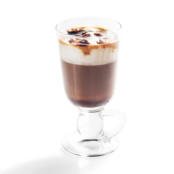 Irischer Kaffee in Glas isoliert auf weißem Hintergrund — Stockfoto