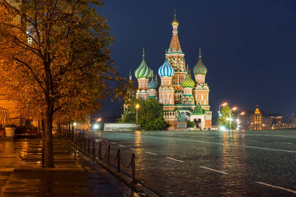 Noční pohled na Rudé náměstí a svatý basil s katedrály v Moskvě Stock Snímky