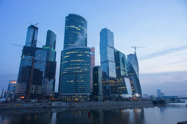 Moszkva-city (Moszkva nemzetközi üzleti központ) éjjel, Rus — Stock Fotó