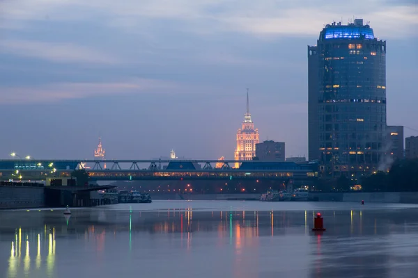 莫斯科河，酒店果然从莫斯科市的视图. — 图库照片