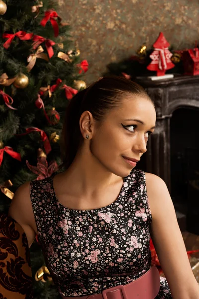 きれいな女性、クリスマスのテーマの肖像画 — ストック写真
