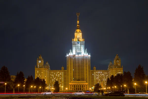 Lomonosov Moscow State University (à noite), edifício principal, Rus — Fotografia de Stock