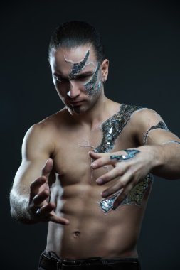 Genç yakışıklı adam boyama mozaik vücut sanatı ile