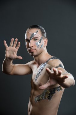 Genç yakışıklı adam boyama mozaik vücut sanatı ile